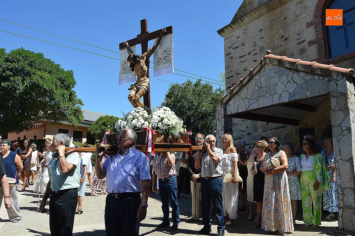 Foto 4 - El Cristo del Buen Suceso vuelve a recorrer las calles de Agallas en una concurrida procesi&oacute;n