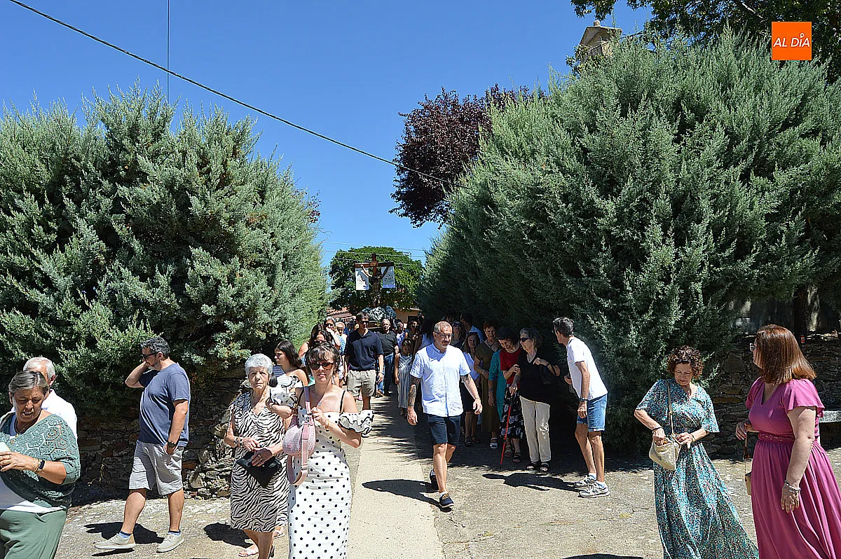 Foto 5 - El Cristo del Buen Suceso vuelve a recorrer las calles de Agallas en una concurrida procesi&oacute;n
