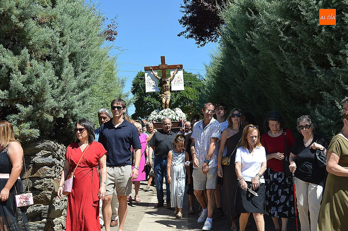 Foto 6 - El Cristo del Buen Suceso vuelve a recorrer las calles de Agallas en una concurrida procesi&oacute;n