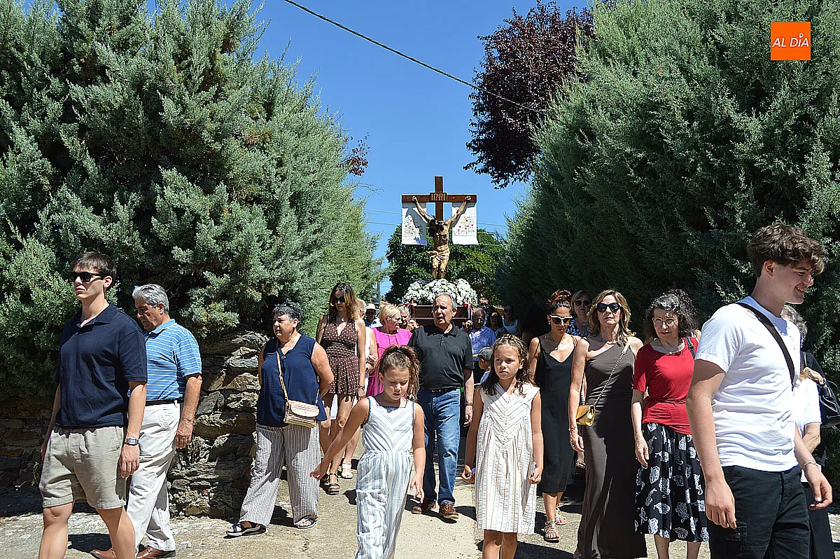 Foto 7 - El Cristo del Buen Suceso vuelve a recorrer las calles de Agallas en una concurrida procesi&oacute;n