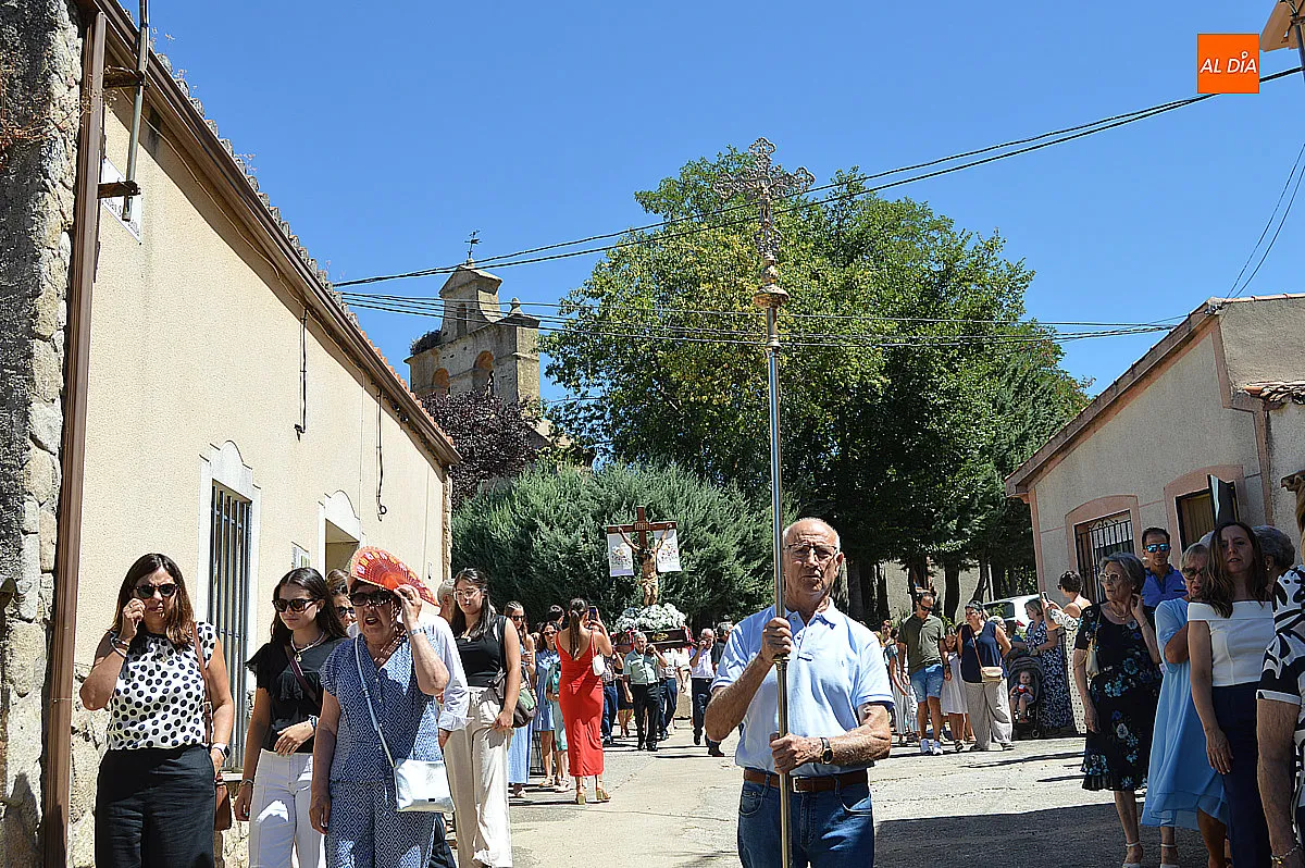 Foto 8 - El Cristo del Buen Suceso vuelve a recorrer las calles de Agallas en una concurrida procesi&oacute;n