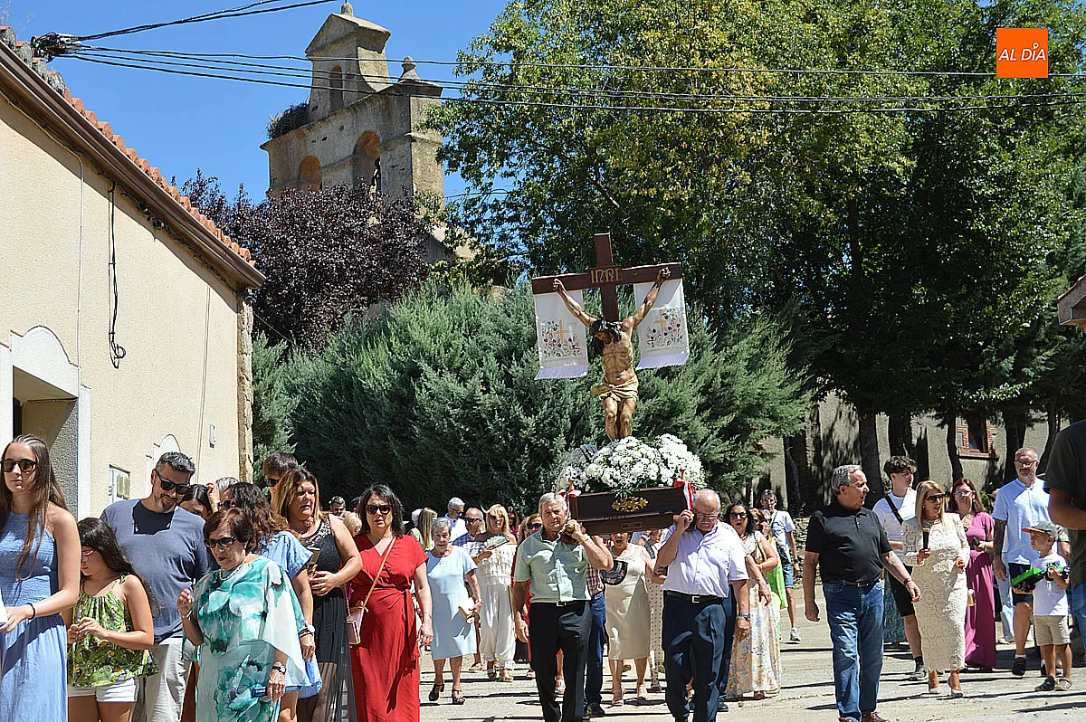 Foto 9 - El Cristo del Buen Suceso vuelve a recorrer las calles de Agallas en una concurrida procesi&oacute;n