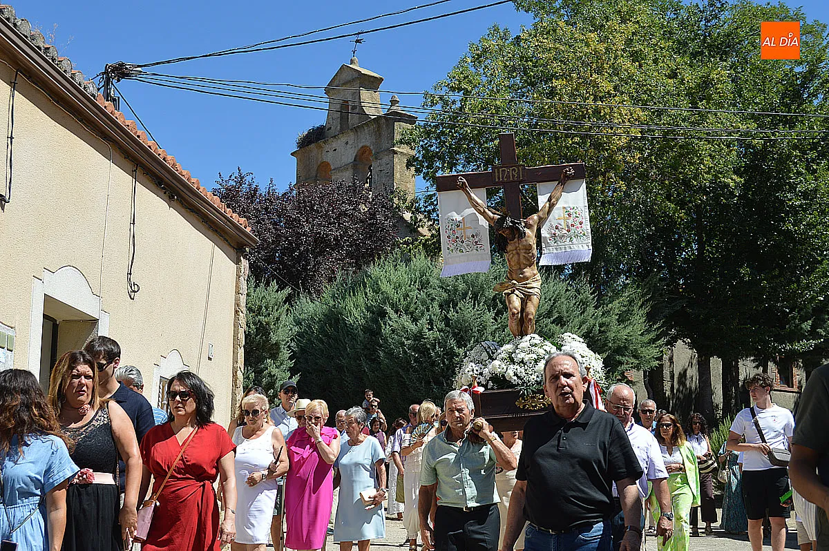 Foto 10 - El Cristo del Buen Suceso vuelve a recorrer las calles de Agallas en una concurrida procesi&oacute;n