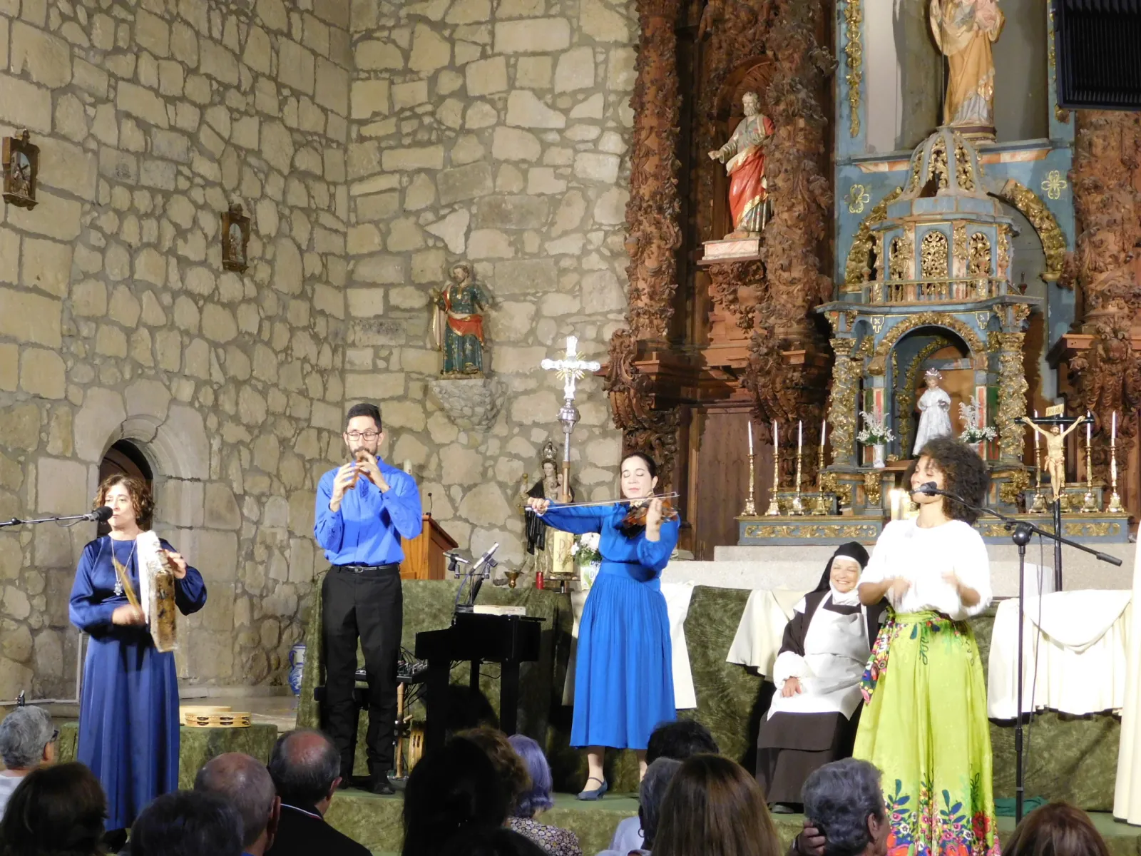 Foto 13 - La poes&iacute;a y la m&uacute;sica de Denis Rafter conmueven a los vecinos de San Mu&ntilde;oz