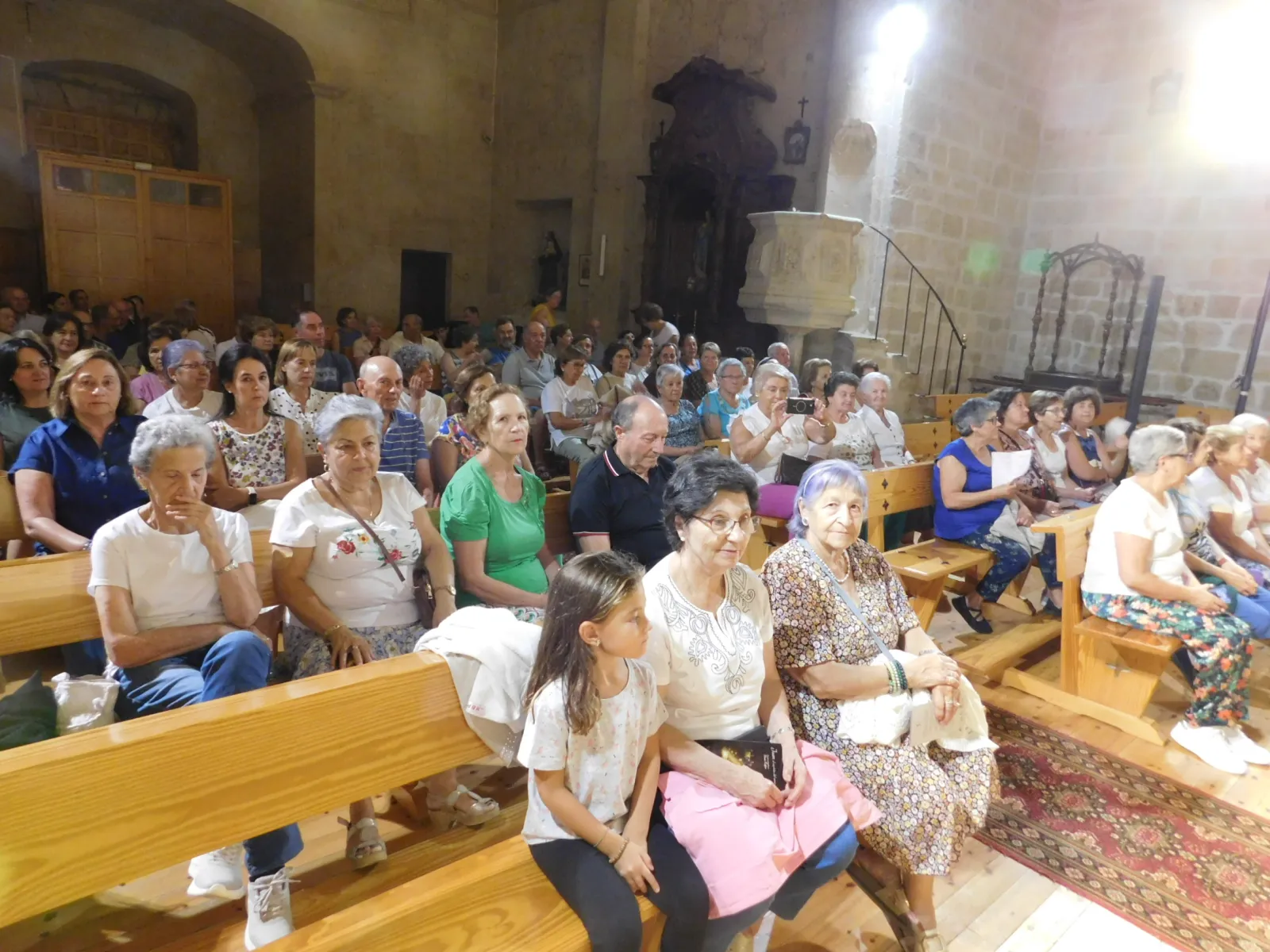 Foto 3 - La poes&iacute;a y la m&uacute;sica de Denis Rafter conmueven a los vecinos de San Mu&ntilde;oz