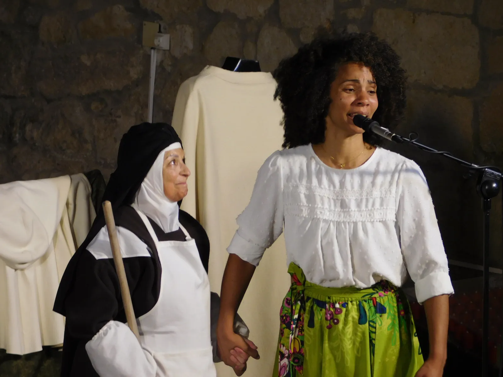 Foto 7 - La poes&iacute;a y la m&uacute;sica de Denis Rafter conmueven a los vecinos de San Mu&ntilde;oz