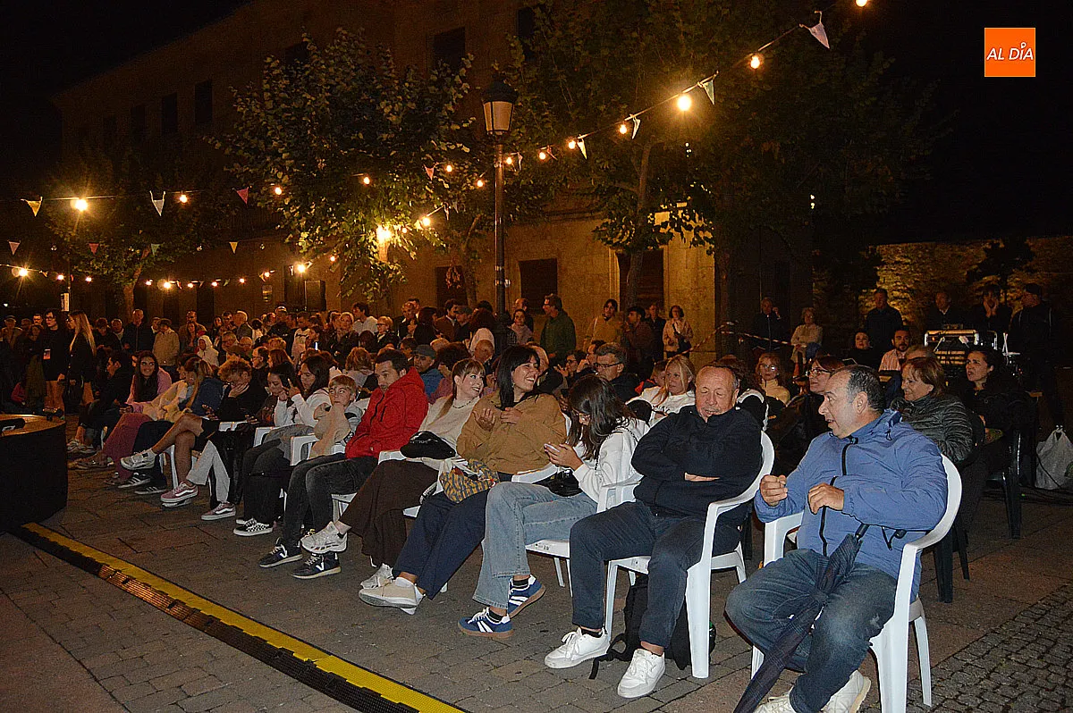 Foto 2 - &lsquo;Verano del 69 o el guateque que nunca fue&rsquo; pone ritmo a la noche con su propuesta m&uacute;sico-teatral