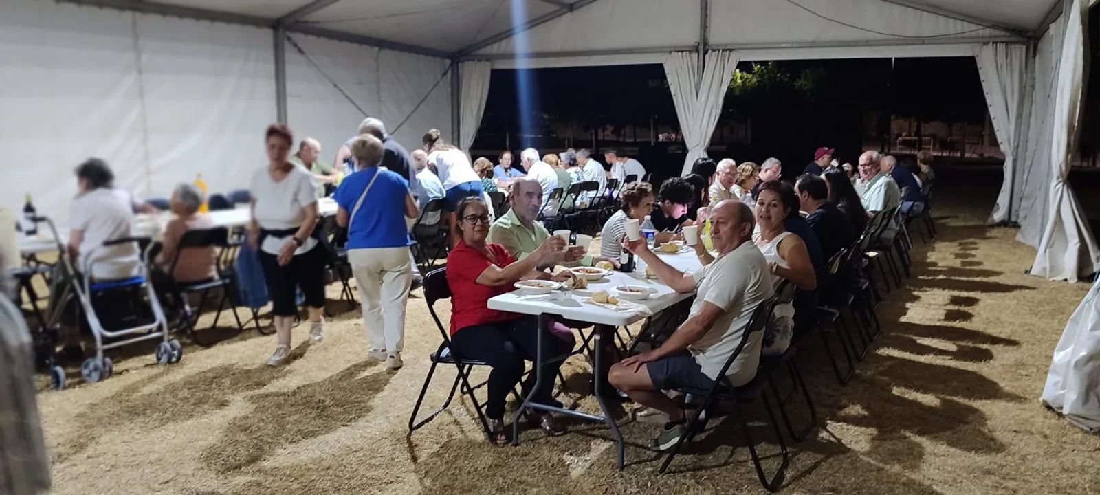 A la cena ofrecida por el Ayuntamiento asistieron unas 300 personas