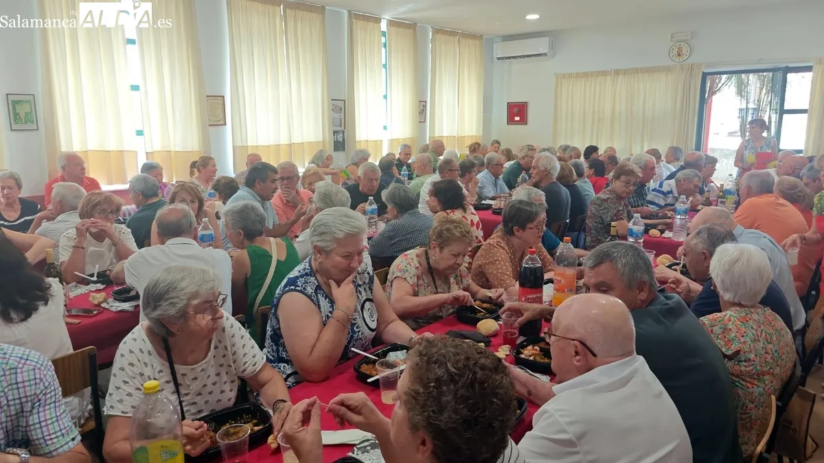Comida de socios de la Asociación de Mayores de Cabeza de Framontanos / JOSÉ ANTONIO MARTÍN GARCÍA