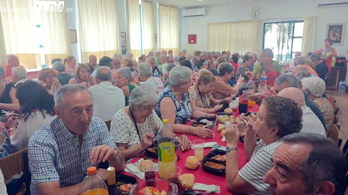 Comida de socios de la Asociación de Mayores de Cabeza de Framontanos / JOSÉ ANTONIO MARTÍN GARCÍA