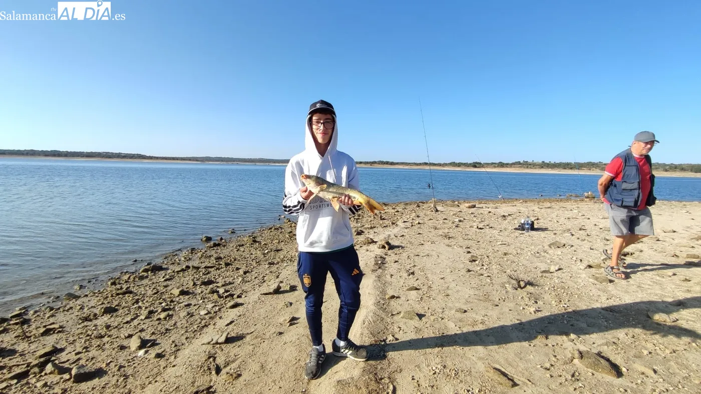 Buena participación en el XV Encuentro de Pesca 'San Roque' en Villarino de los Aires / CORRAL