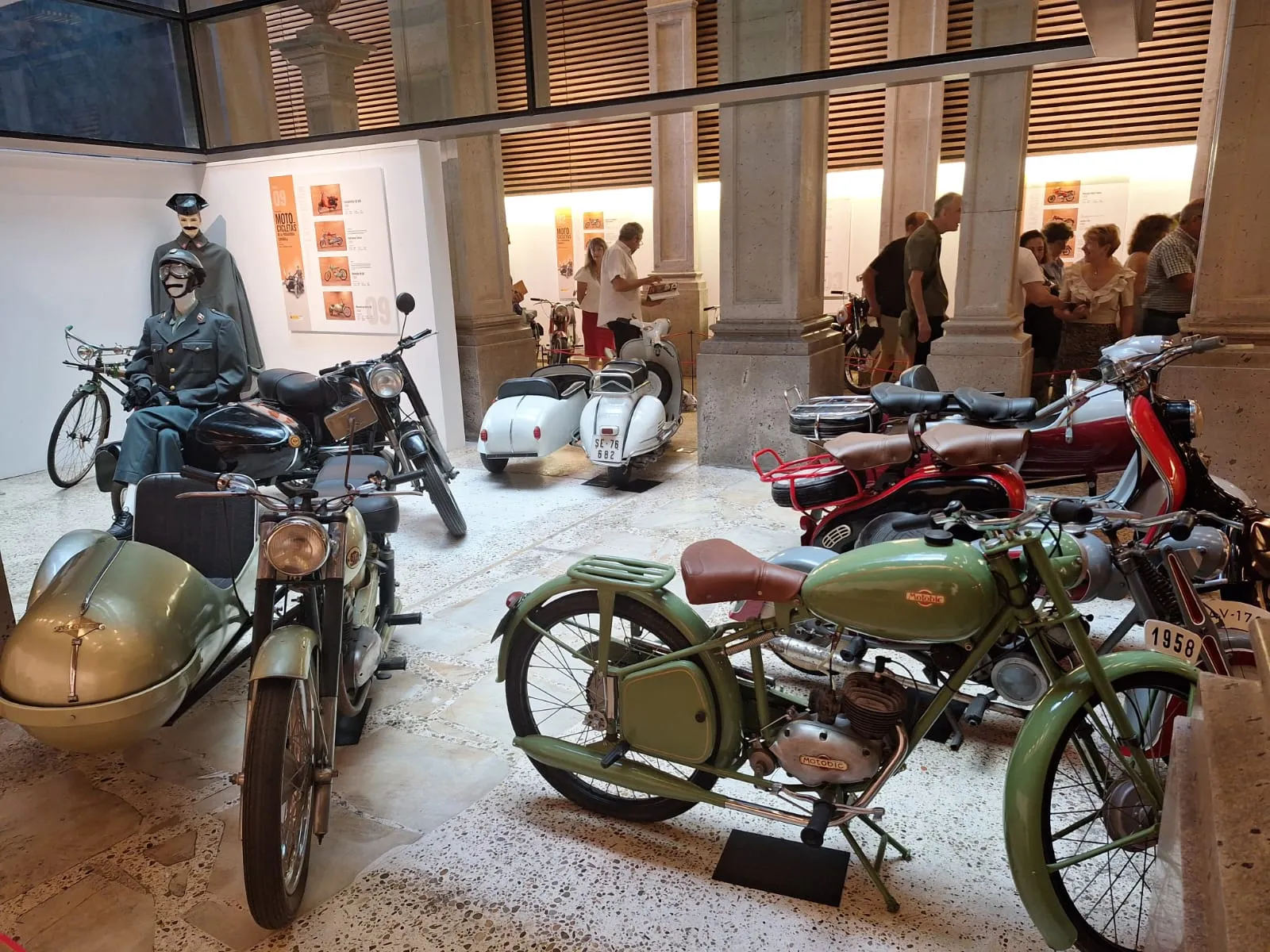 Exposición de motos de la posguerra en Salamanca