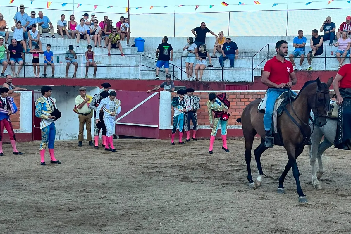 Entretenido festejo en Saucelle con novillos de Domingo Hernández, y los novilleros Fran Perera y Noel García