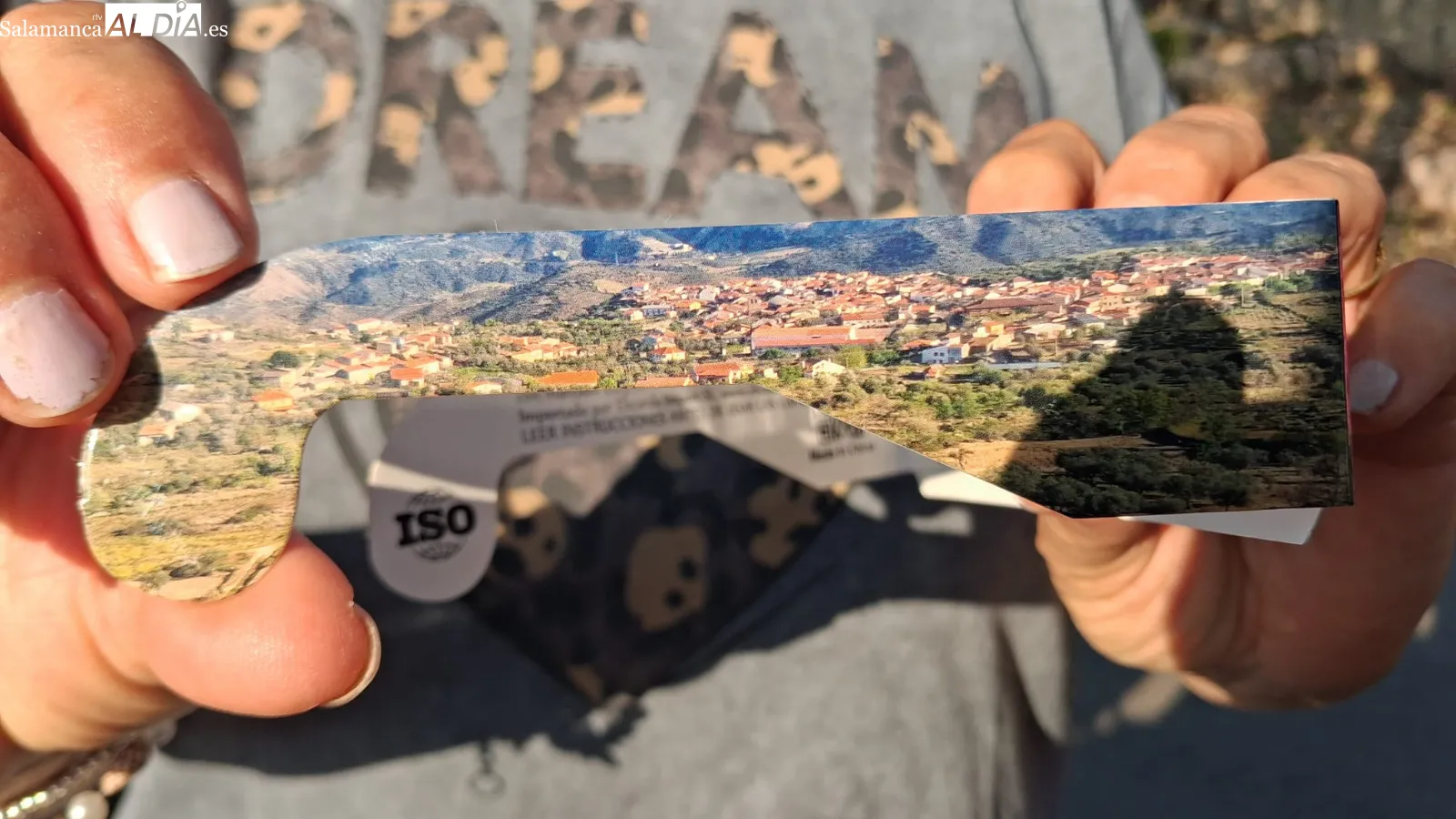Además de gafas personalizadas repartidas por el Ayuntamiento, en Villarino se repartieron sombreros, abanicos y botellines de agua