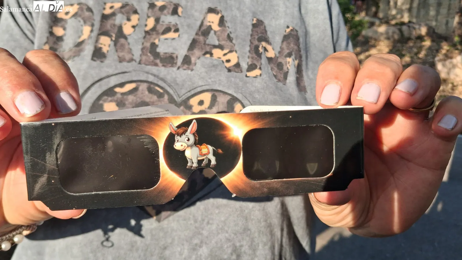 Además de gafas personalizadas repartidas por el Ayuntamiento, en Villarino se repartieron sombreros, abanicos y botellines de agua