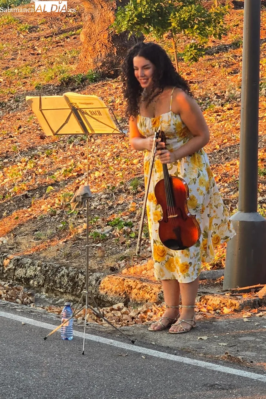 Una violinista amenizó la espera en Villarino 