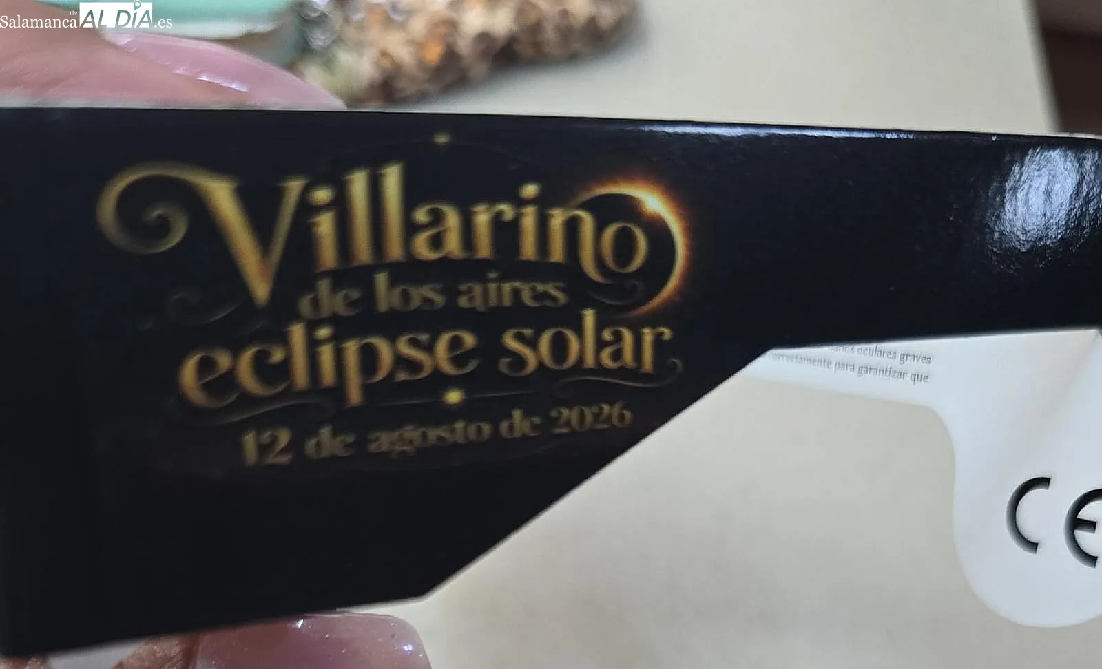 Además de gafas personalizadas repartidas por el Ayuntamiento, en Villarino se repartieron sombreros, abanicos y botellines de agua