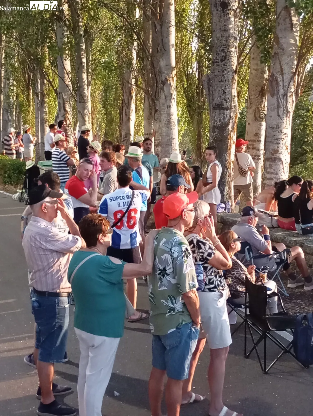 Largas colas en Villarino para recoger las gafas del Ayuntamiento y ver el eclipse con seguridad 