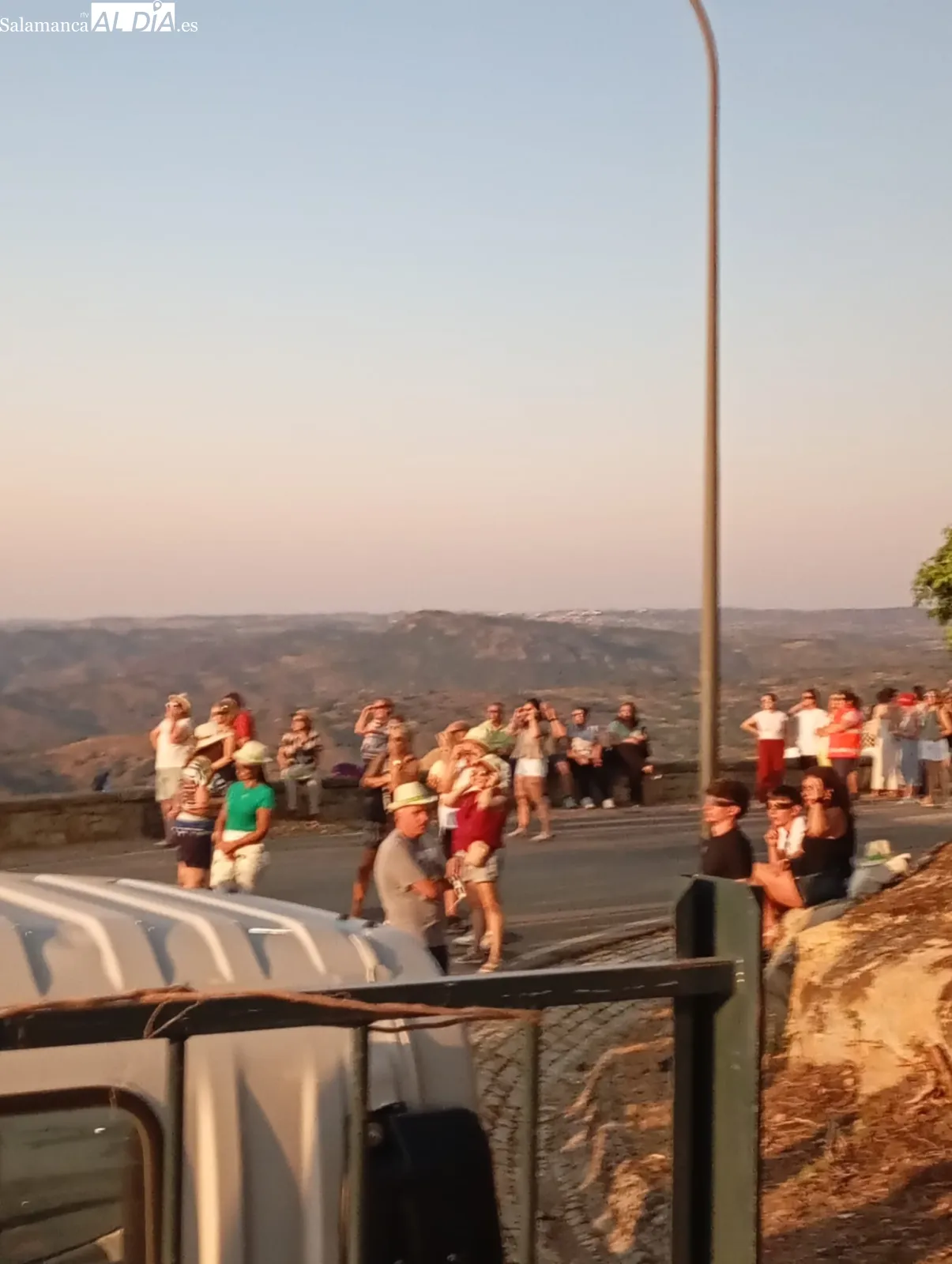 Largas colas en Villarino para recoger las gafas del Ayuntamiento y ver el eclipse con seguridad 