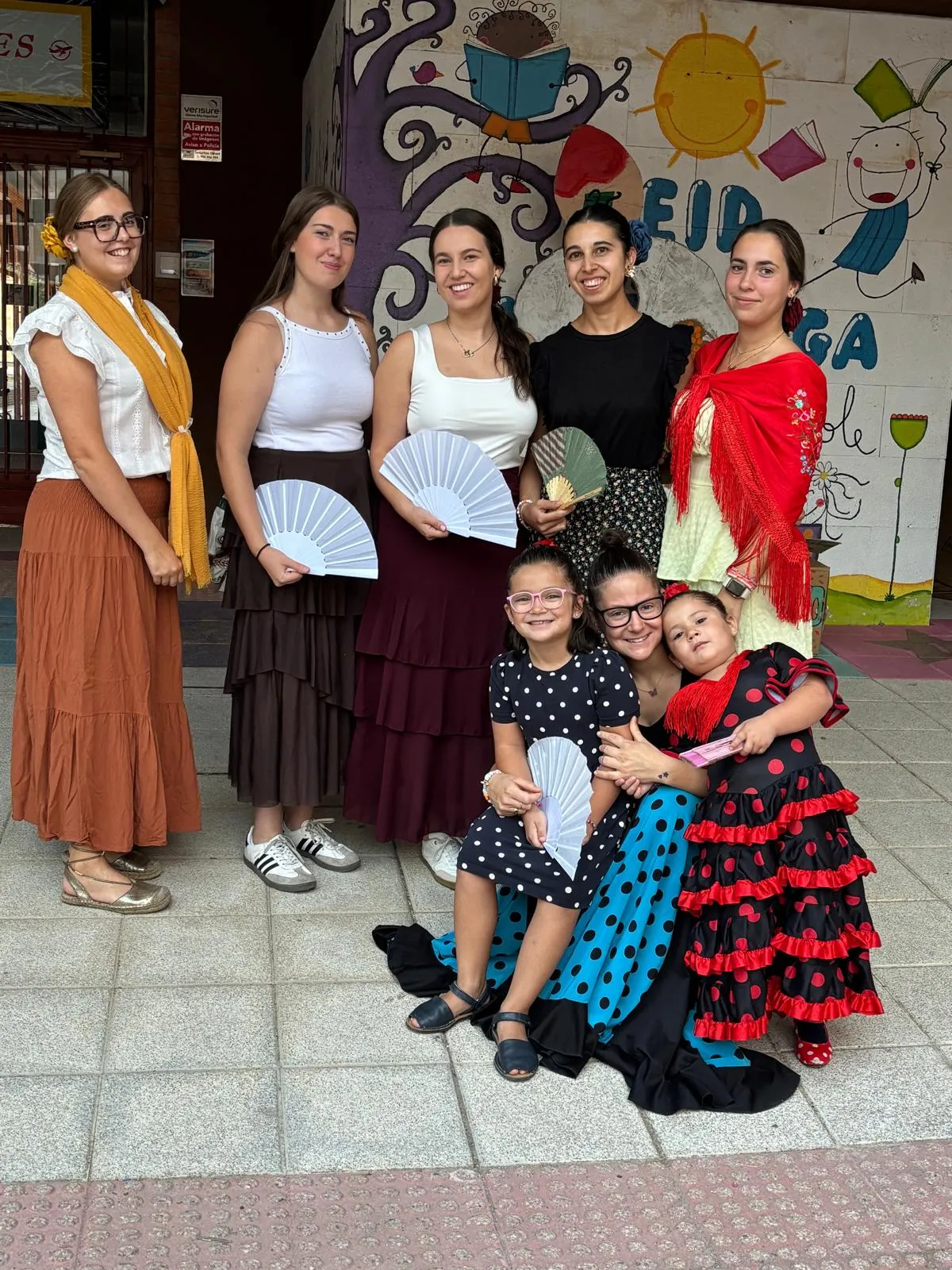Foto 2 - El programa Conciliamos se llena de color, volantes y abanicos para celebrar su particular Feria de Abril