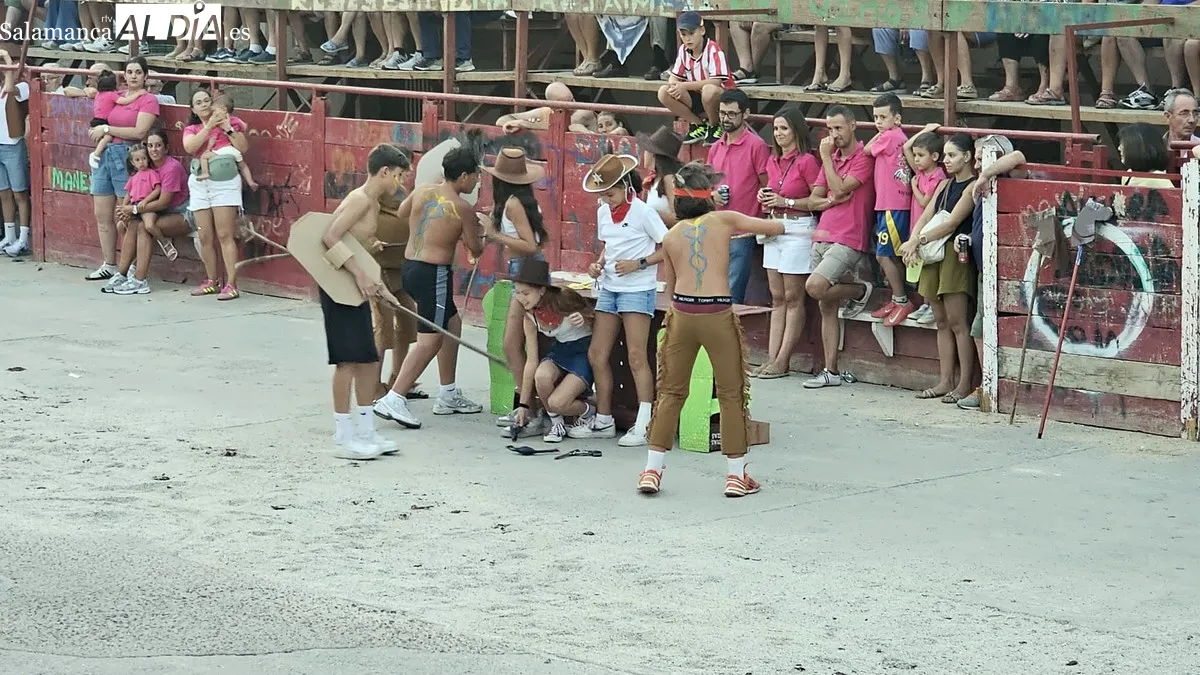 Las peñas lo dieron todo en su presentación en la plaza de toros 