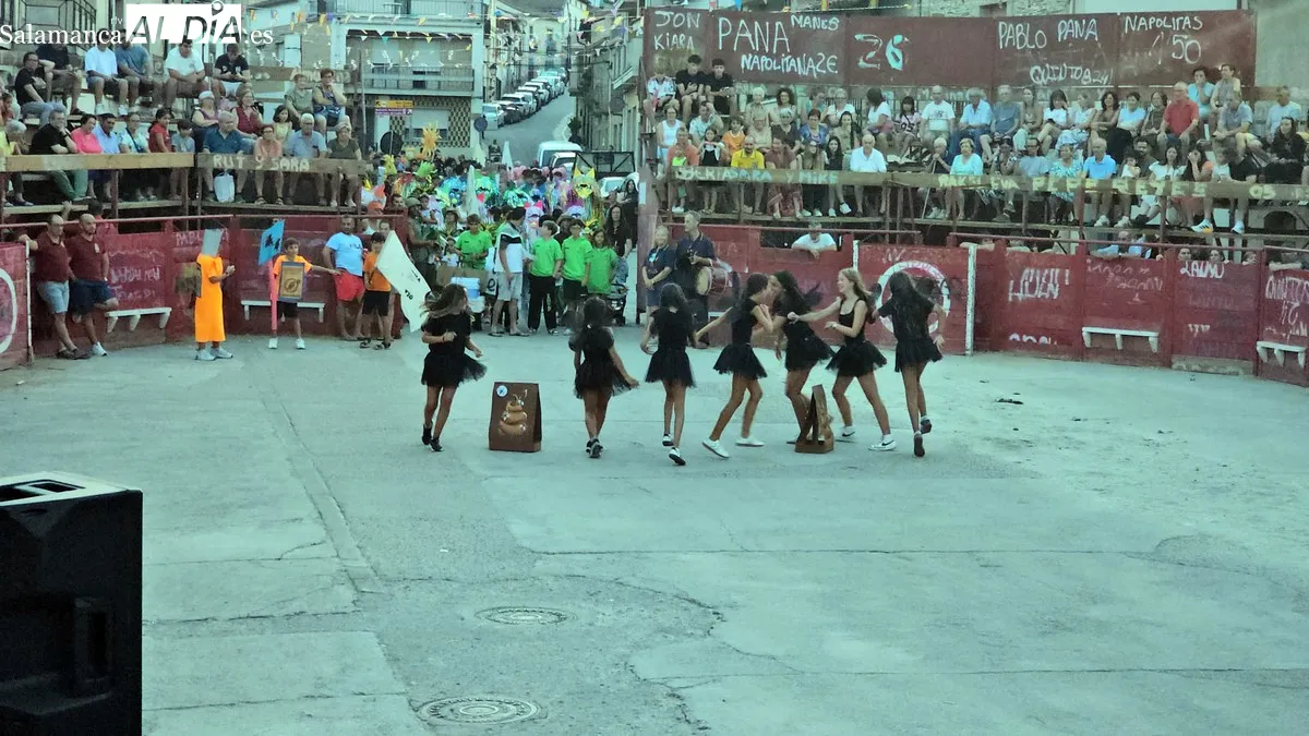 Las peñas lo dieron todo en su presentación en la plaza de toros 