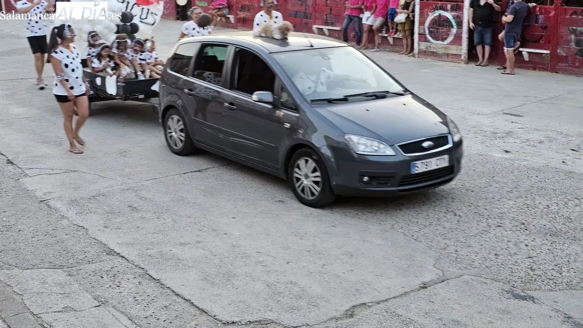 Las peñas lo dieron todo en su presentación en la plaza de toros 