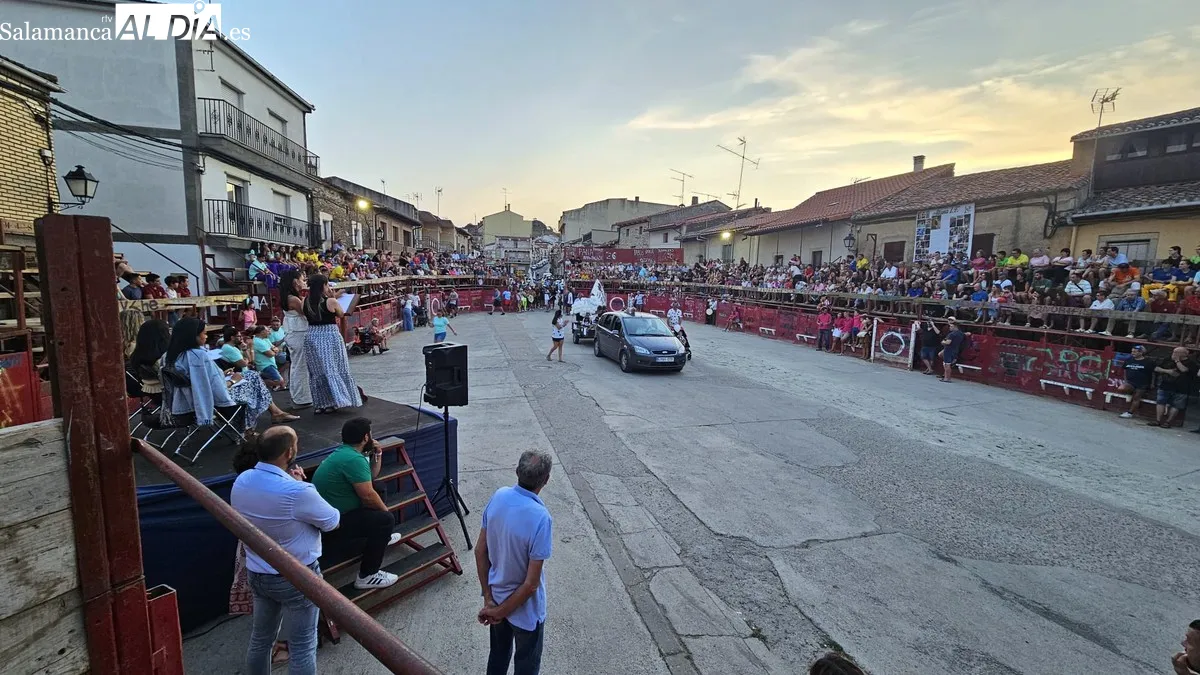 Las peñas lo dieron todo en su presentación en la plaza de toros 