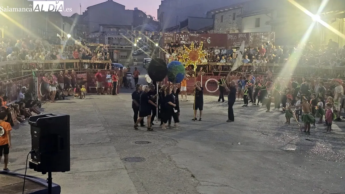 Las peñas lo dieron todo en su presentación en la plaza de toros 