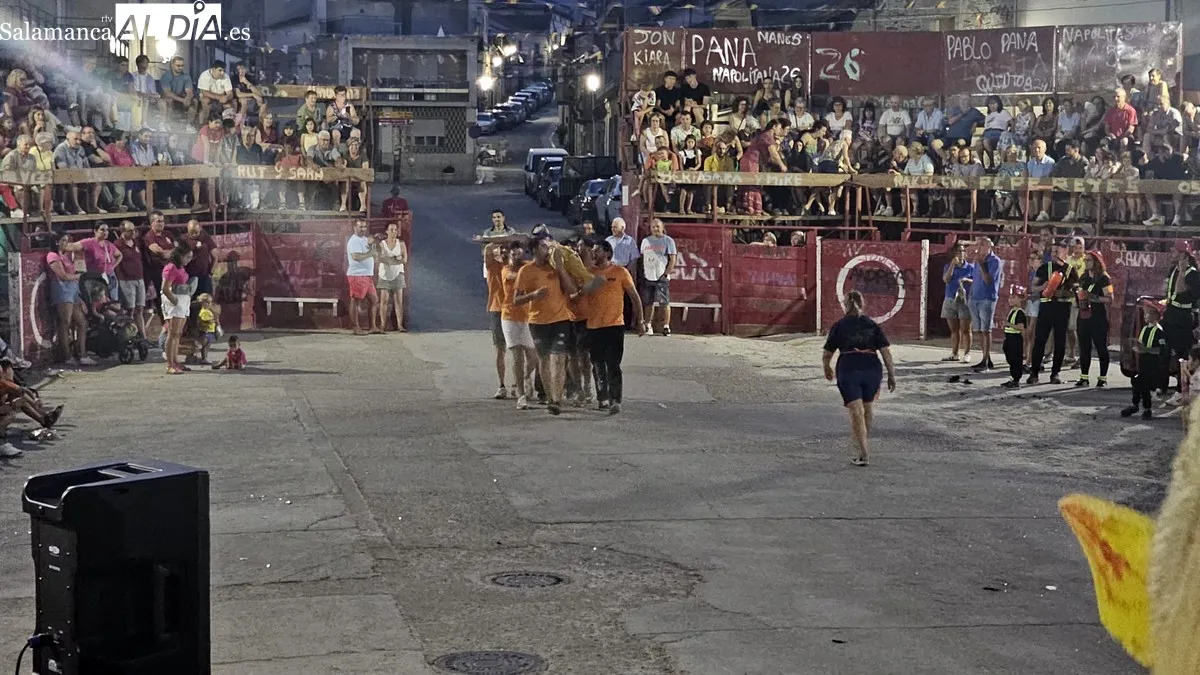 Las peñas lo dieron todo en su presentación en la plaza de toros 
