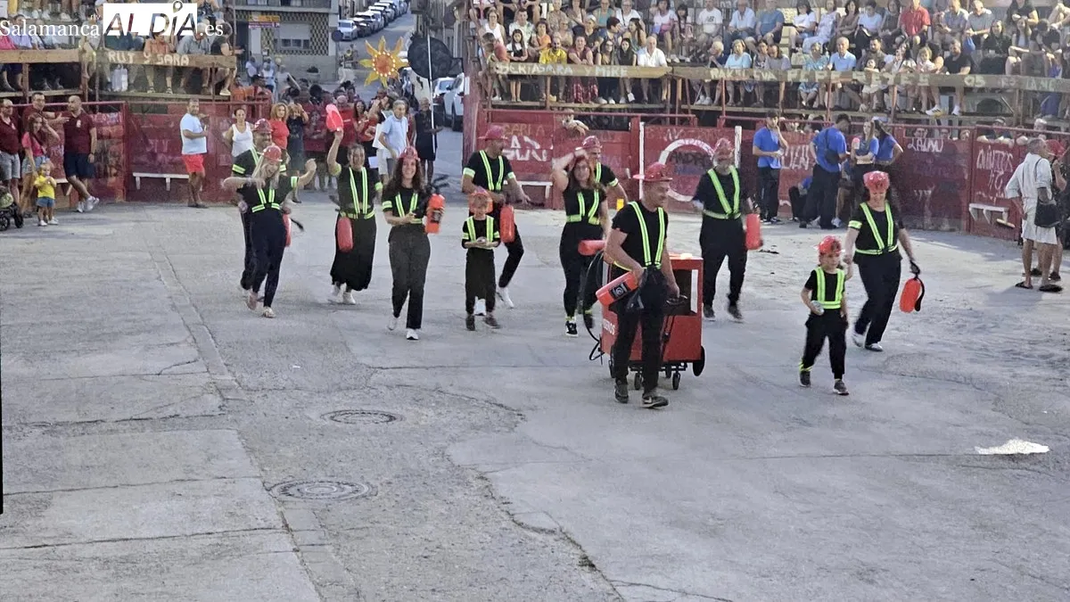 Las peñas lo dieron todo en su presentación en la plaza de toros 