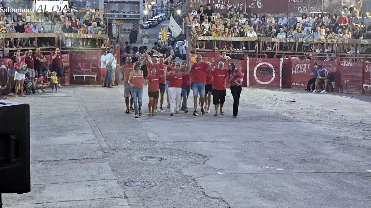 Las peñas lo dieron todo en su presentación en la plaza de toros 