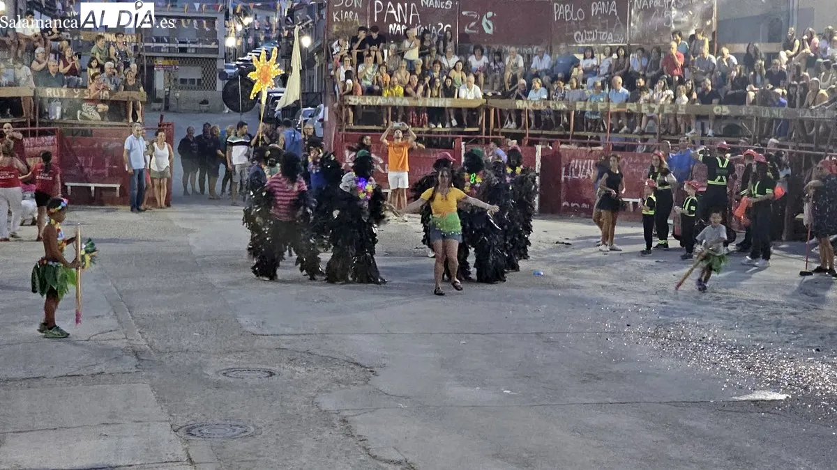 Las peñas lo dieron todo en su presentación en la plaza de toros 