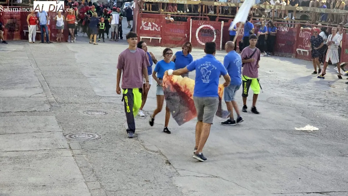 Las peñas lo dieron todo en su presentación en la plaza de toros 