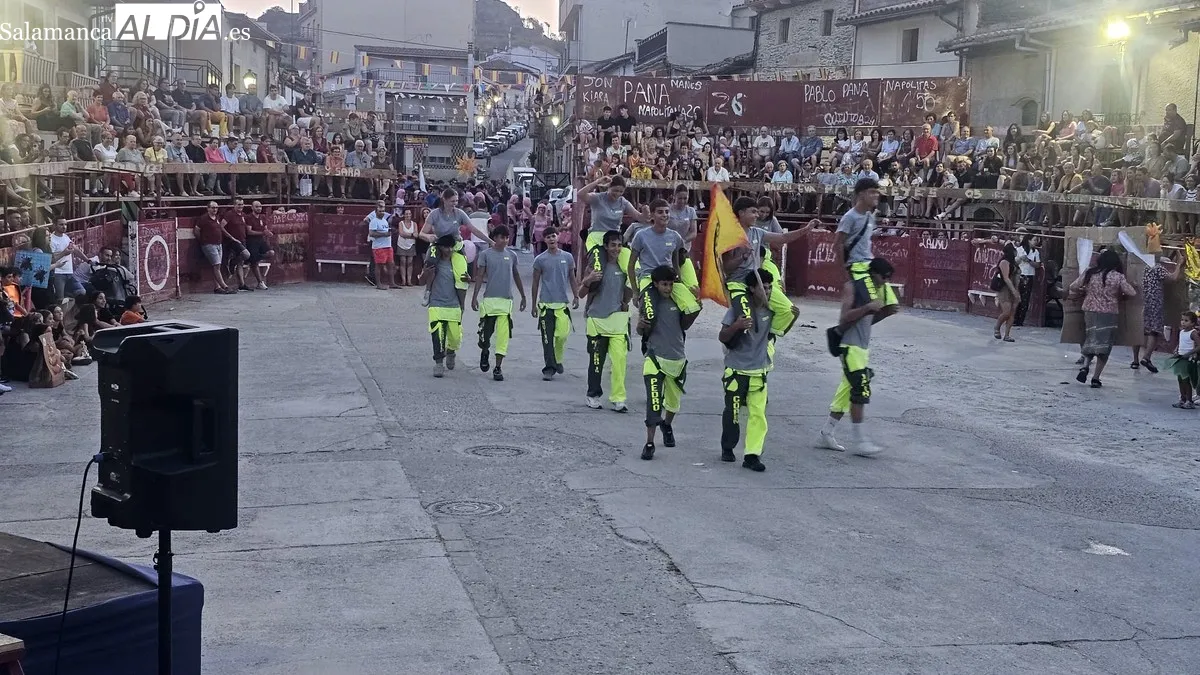 Vilvestre arranca sus tradicionales Fiestas del Toro con el pregón y el desfile de peñas