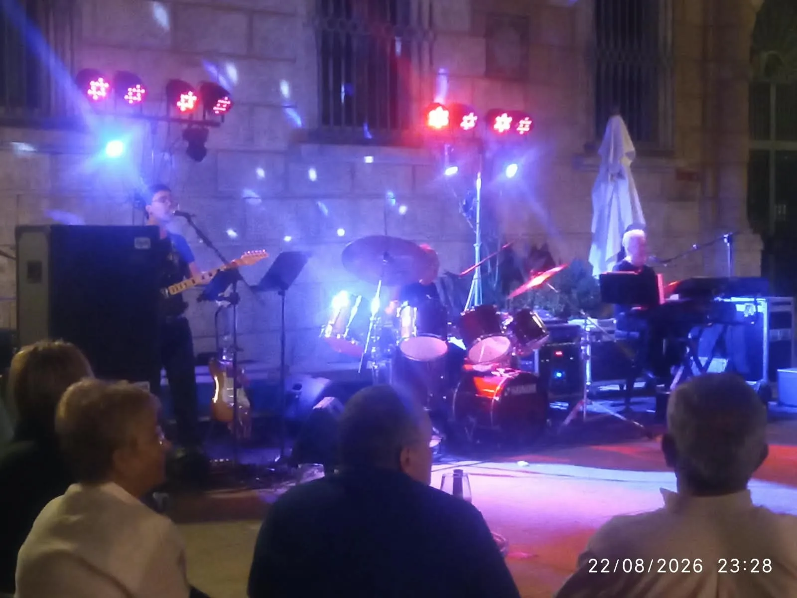 Actuación en la Plaza del Conde del grupo local Luz de Estrella