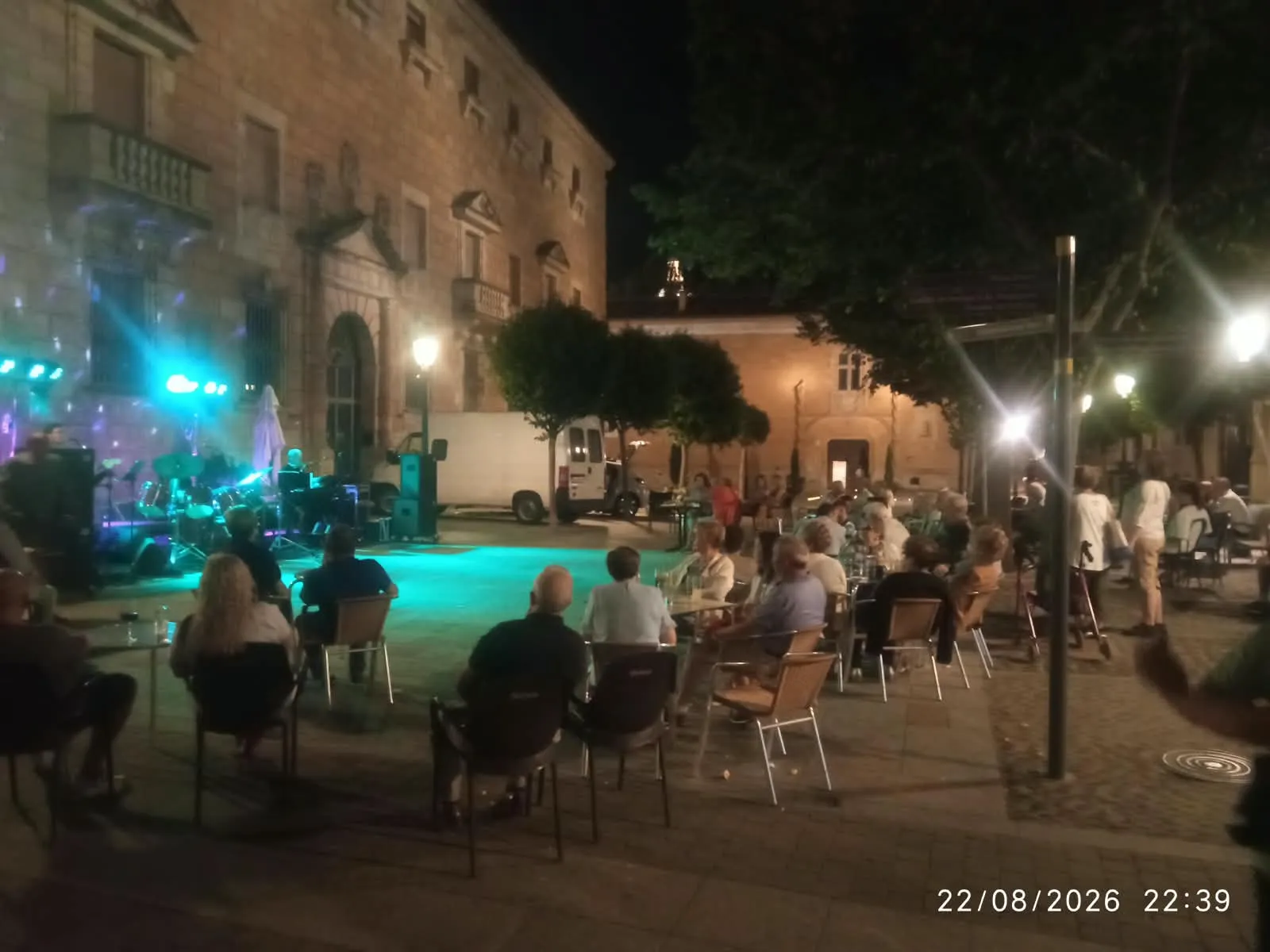 Actuación en la Plaza del Conde del grupo local Luz de Estrella