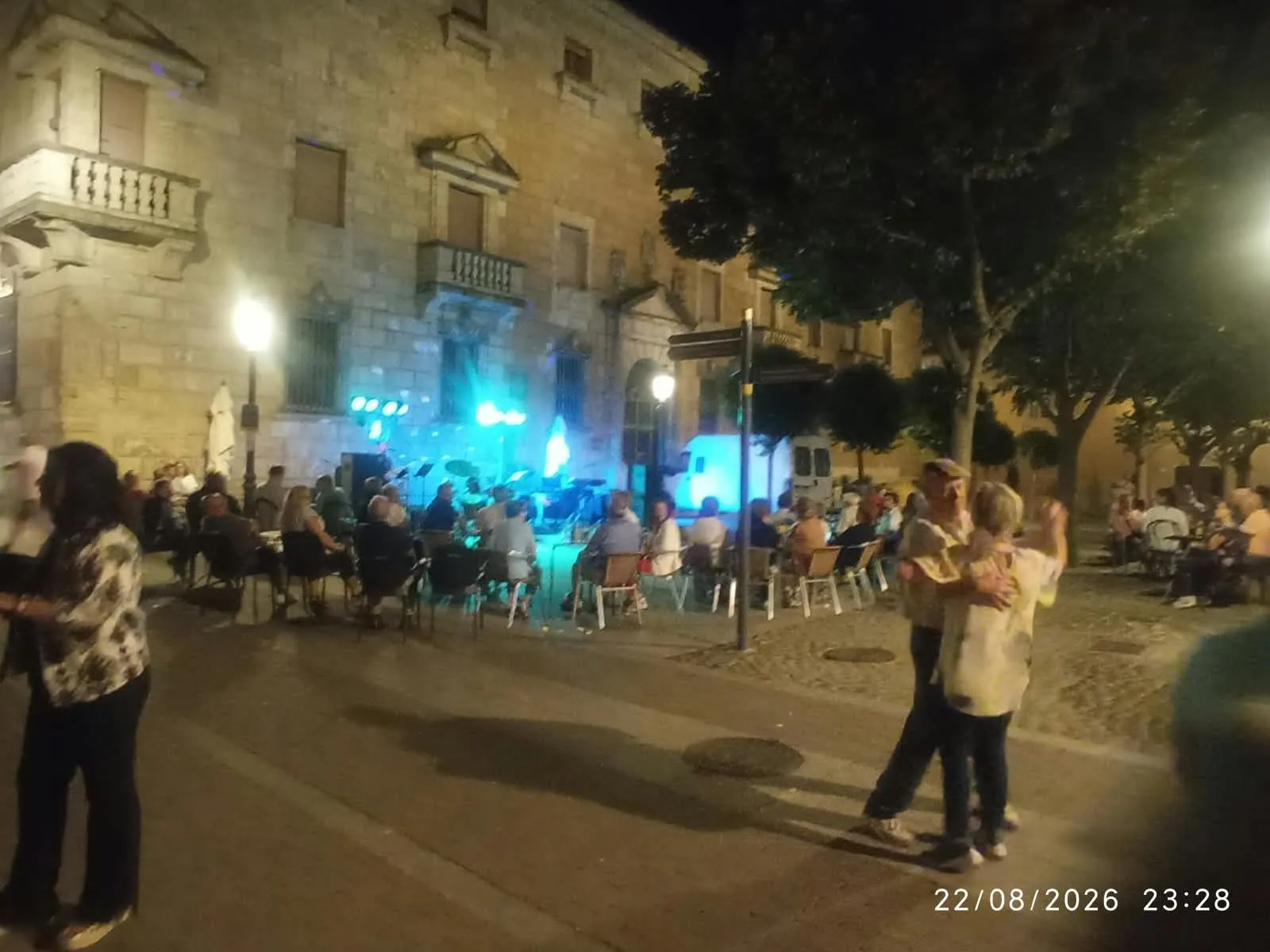 Actuación en la Plaza del Conde del grupo local Luz de Estrella