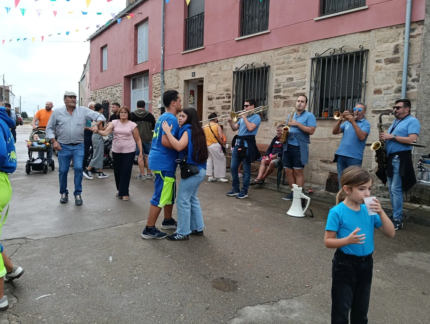Pasacalles de cabezudos con la peña Los Toreros / INFOTUR