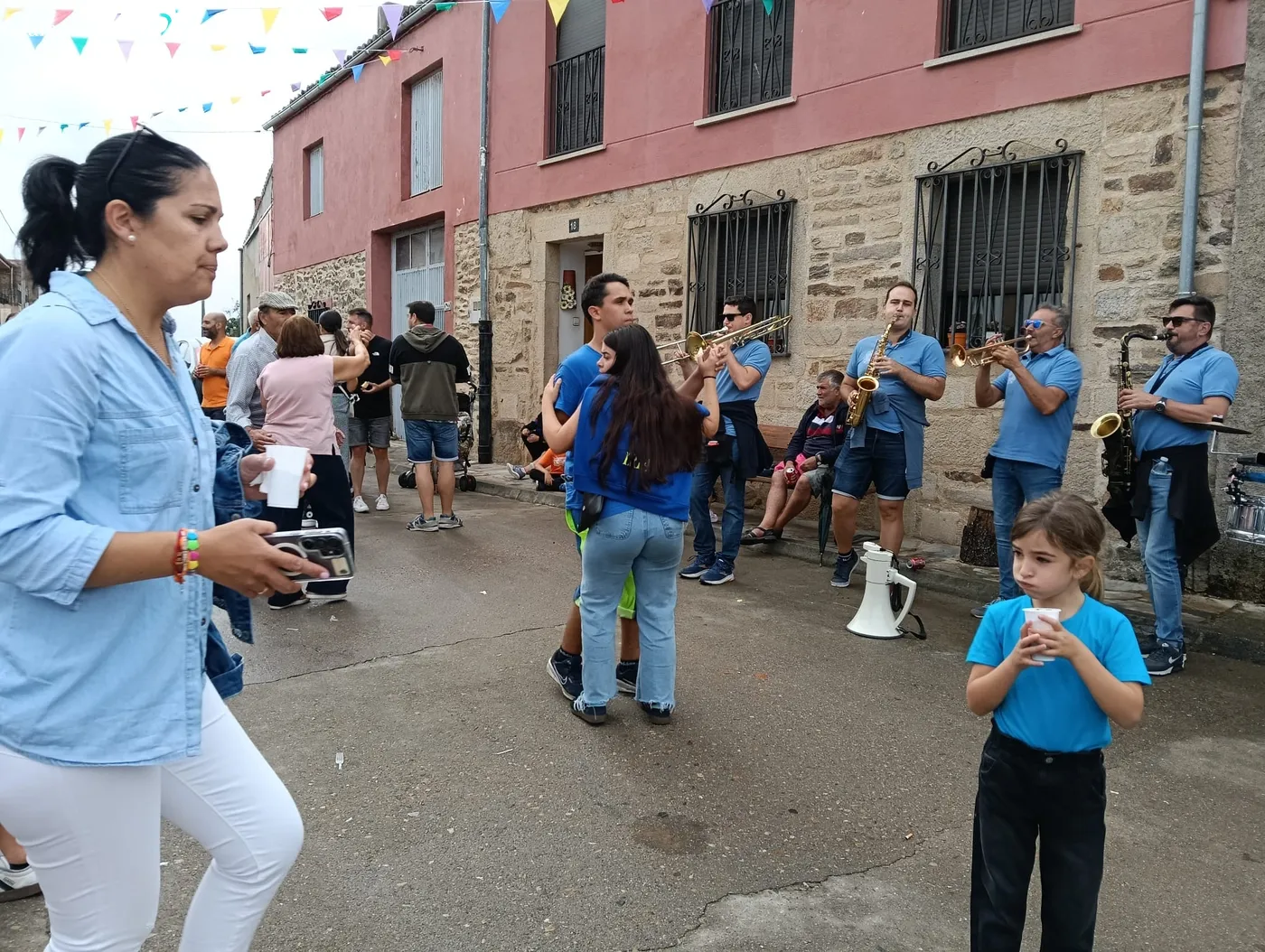 Pasacalles de cabezudos con la peña Los Toreros / INFOTUR