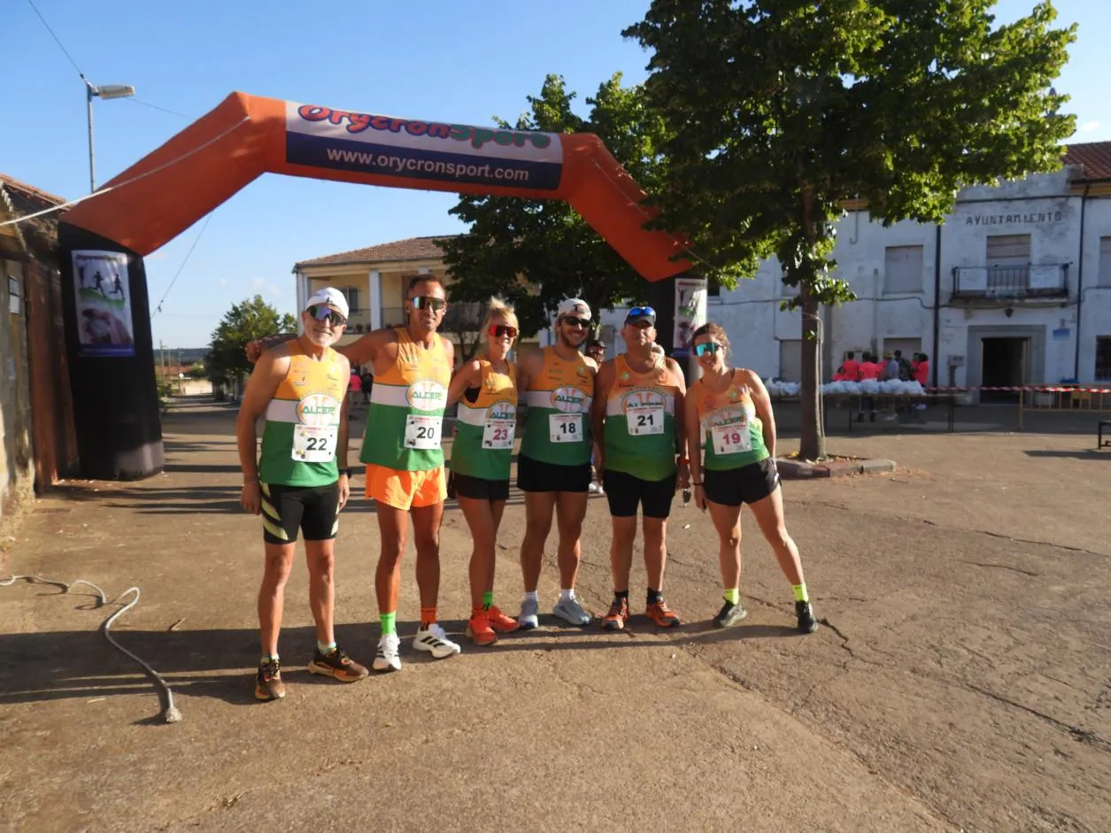 Foto 2 - Aldehuela de Yeltes une deporte y solidaridad en una multitudinaria und&eacute;cima carrera popular