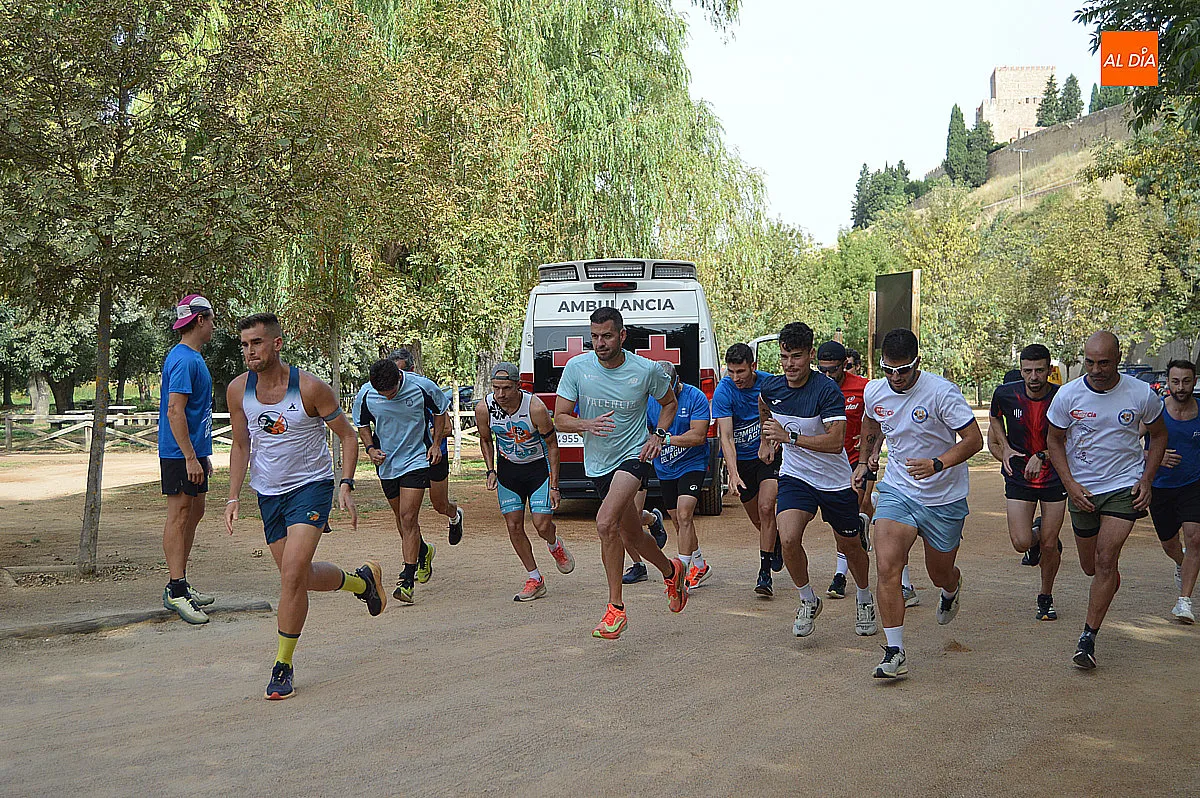 La XIII Combinada del río Águeda reúne a una treintena de participantes en una jornada de deporte y convivencia