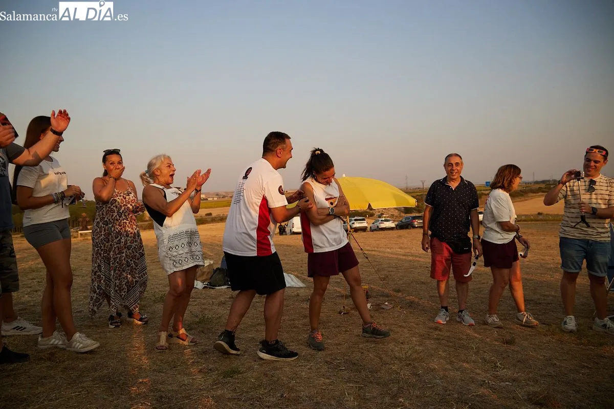 Inolvidable pedida de mano de una pareja salmantina en Osorno (Palencia), tras el histórico eclipse de sol. Foto de David Sañudo