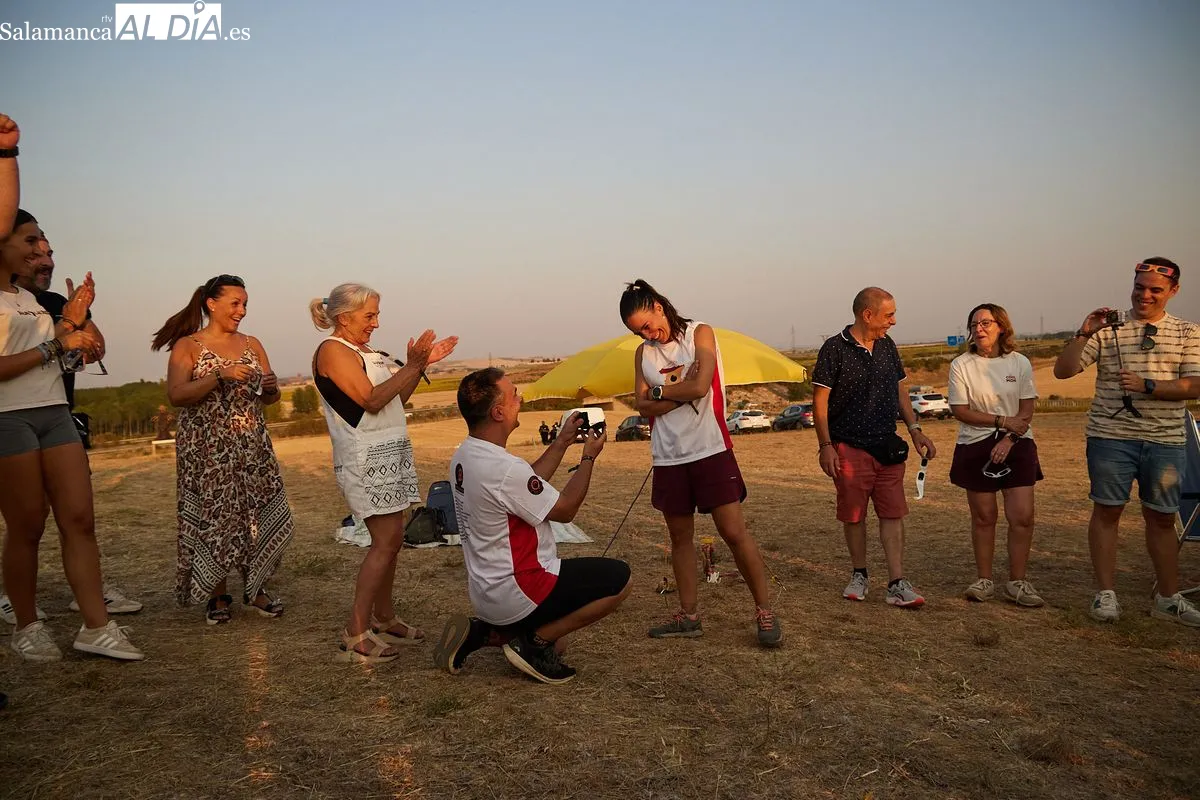 Inolvidable pedida de mano de una pareja salmantina en Osorno (Palencia), tras el histórico eclipse de sol. Foto de David Sañudo