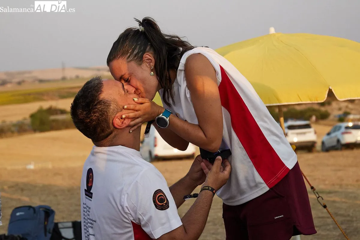 Inolvidable pedida de mano de una pareja salmantina en Osorno (Palencia), tras el histórico eclipse de sol. Foto de David Sañudo