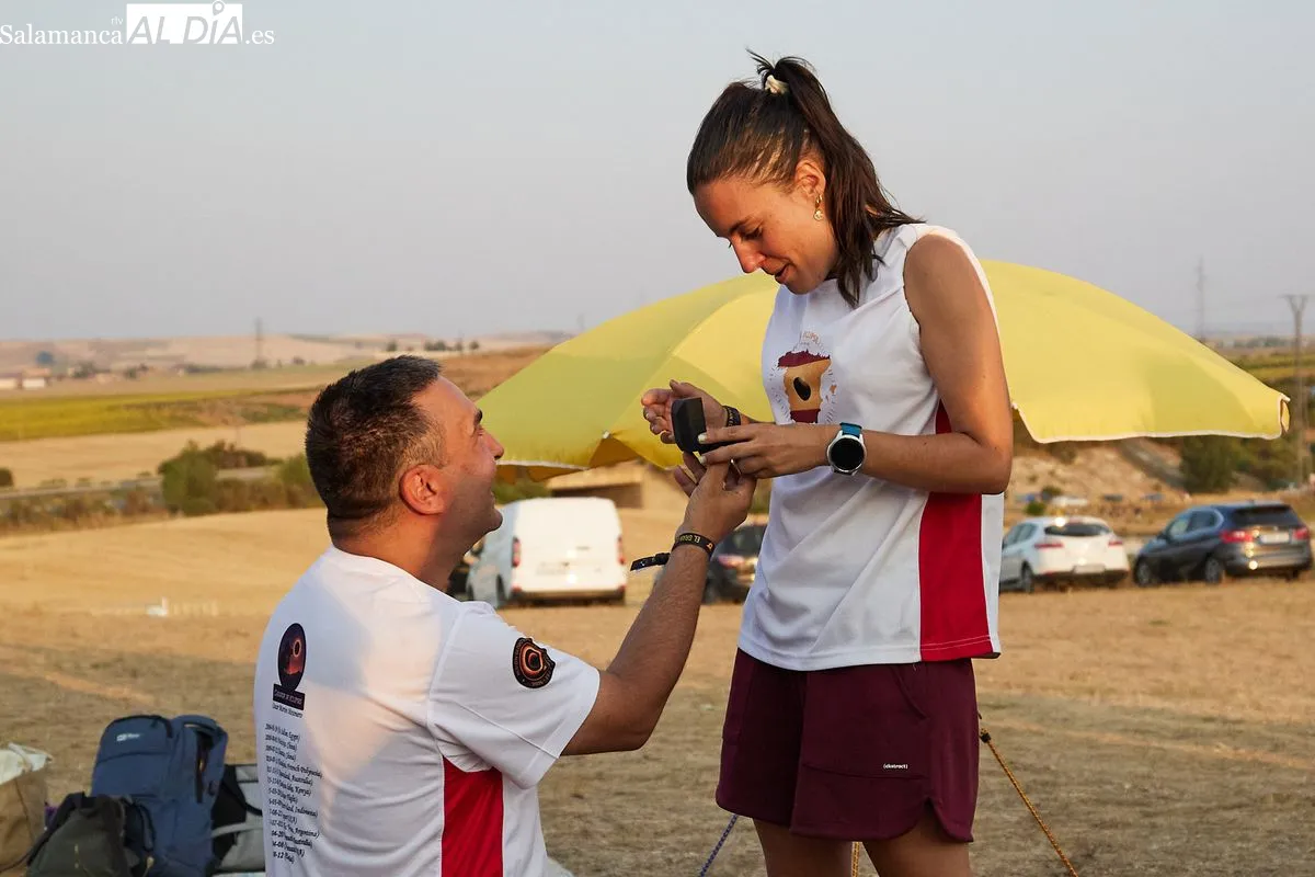 Inolvidable pedida de mano de una pareja salmantina en Osorno (Palencia), tras el histórico eclipse de sol. Foto de David Sañudo