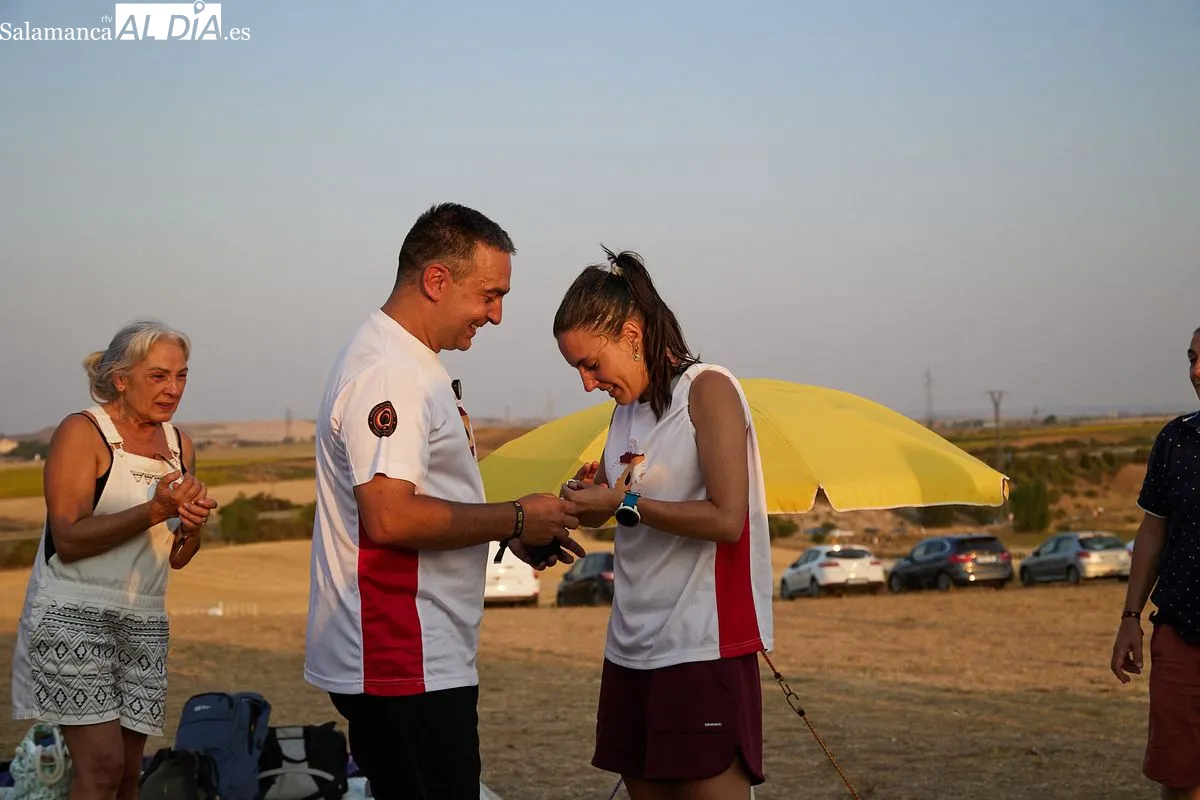 Inolvidable pedida de mano de una pareja salmantina en Osorno (Palencia), tras el histórico eclipse de sol. Foto de David Sañudo