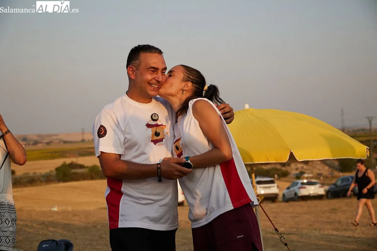 Inolvidable pedida de mano de una pareja salmantina en Osorno (Palencia), tras el histórico eclipse de sol. Foto de David Sañudo
