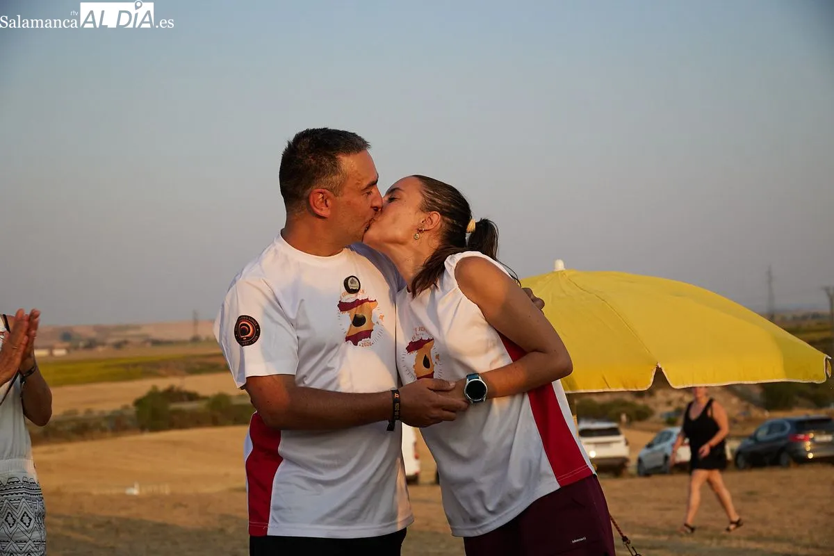 Inolvidable pedida de mano de una pareja salmantina en Osorno (Palencia), tras el histórico eclipse de sol. Foto de David Sañudo
