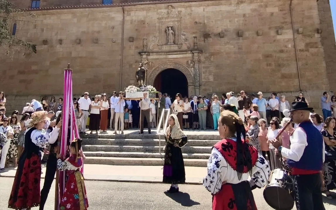 Foto 3 - Babilafuente mantiene viva y multitudinaria su tradici&oacute;n en honor a San Roque